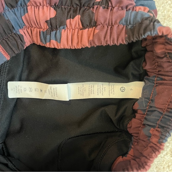 Woman’s lululemon Hotty Hot shorts - Picture 6 of 6